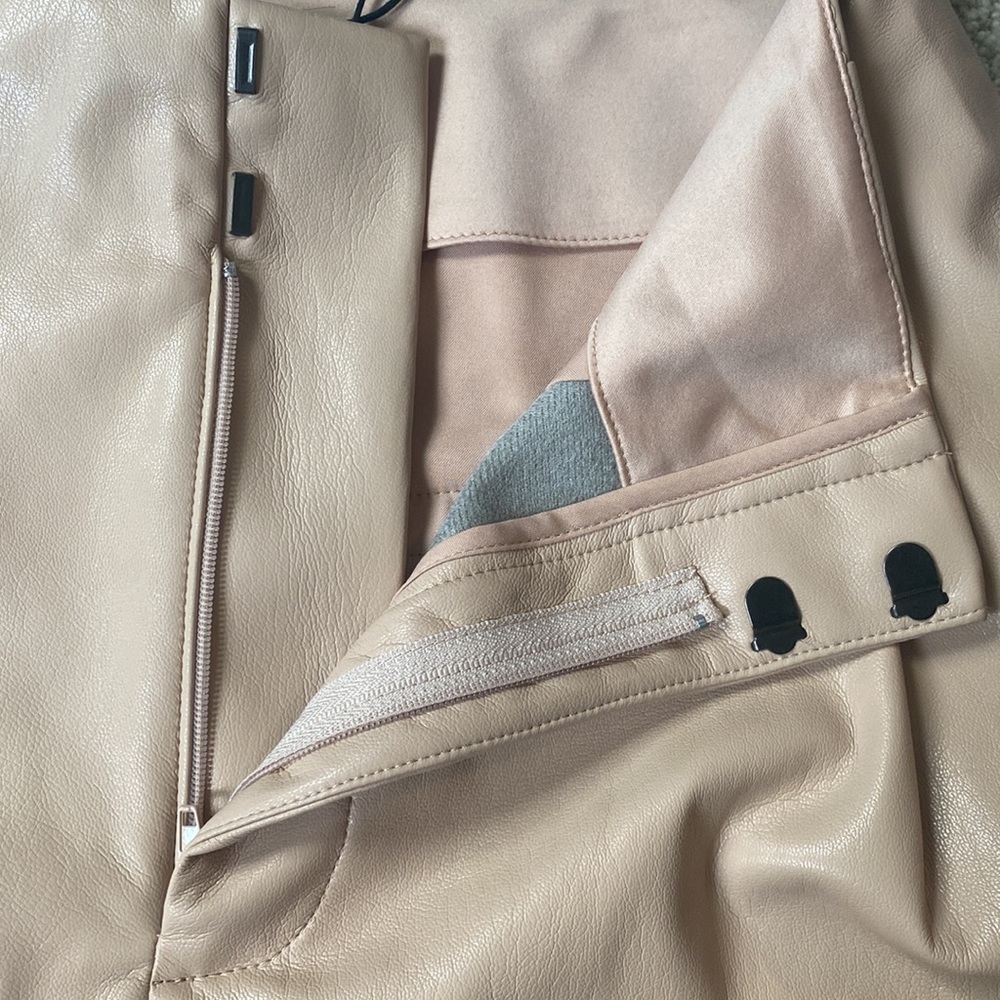 New Alice and Olivia Steffie faux leather shorts - Picture 7 of 16